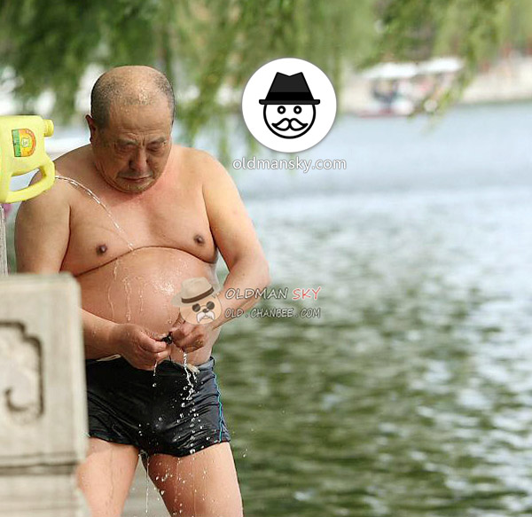 Swimming old daddy wore a black boxer underwear was washing his body by the lake