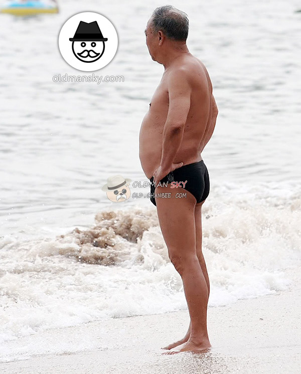 White hair swimming old man wore a black underwear sat on the beach_04