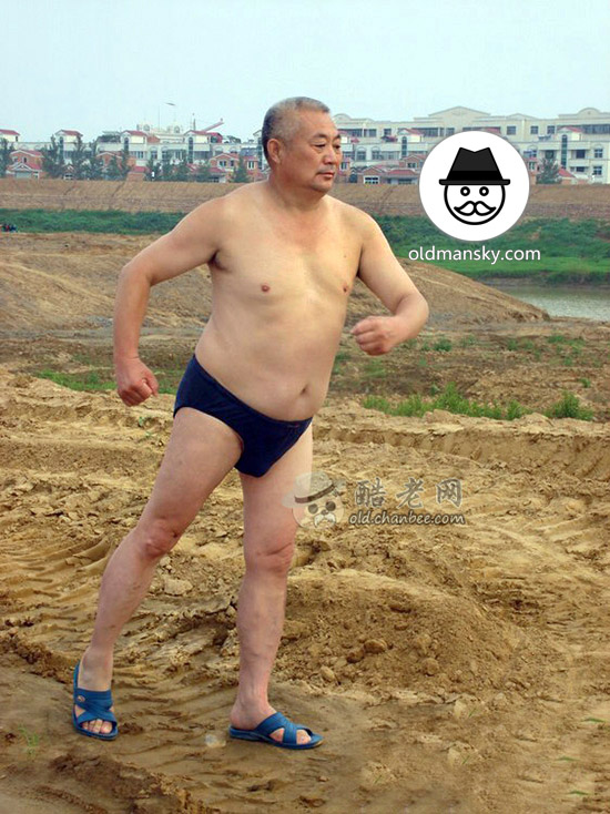 White hair old daddy wore a brown underwear was doing exercise by the river_05