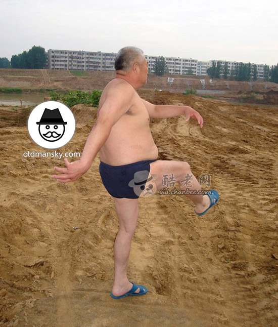 White hair old daddy wore a brown underwear was doing exercise by the river_06
