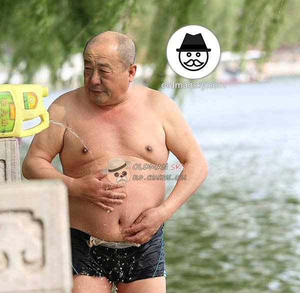 Swimming old daddy wore a black boxer underwear was washing his body by the lake