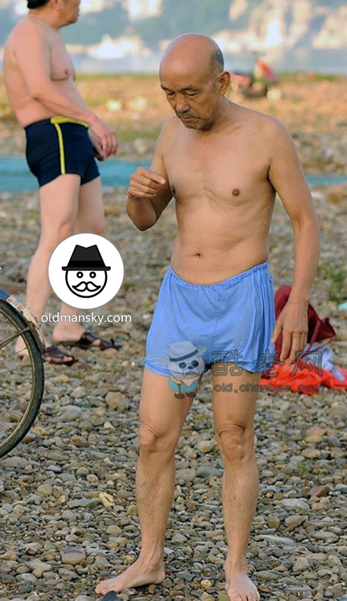 Old daddy wore a blue underwear went swimming by the river_06