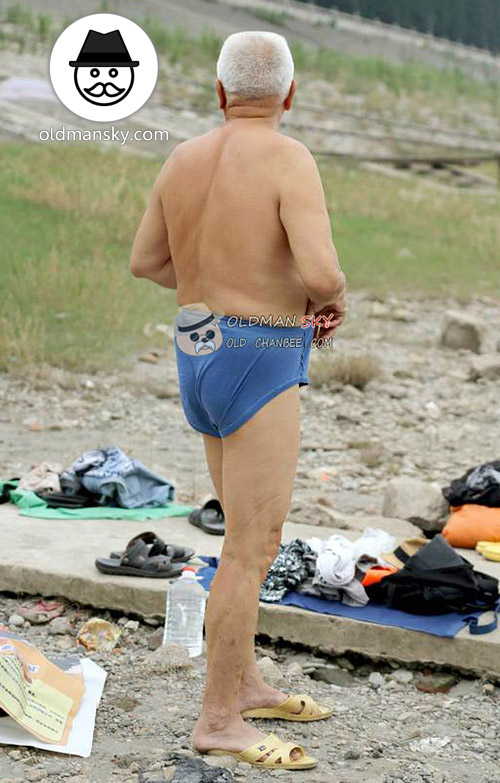 White hair old daddy wore a blue underwear went swimming by the river_02