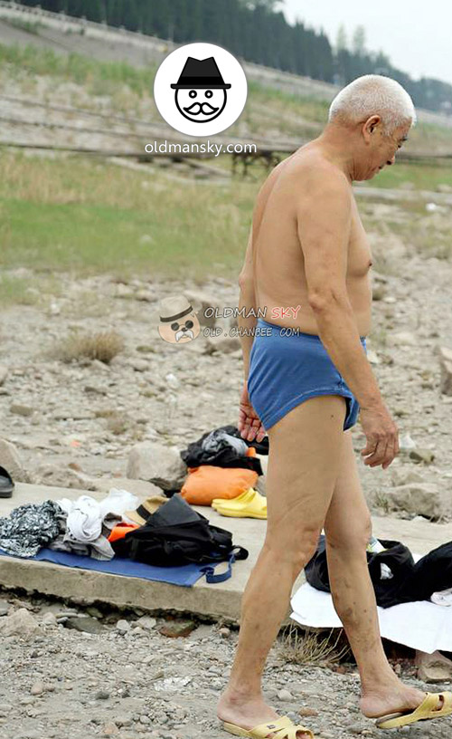 White hair old daddy wore a blue underwear went swimming by the river_03