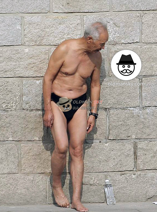Thin swimming old man wore a black underwear stood by the river_03