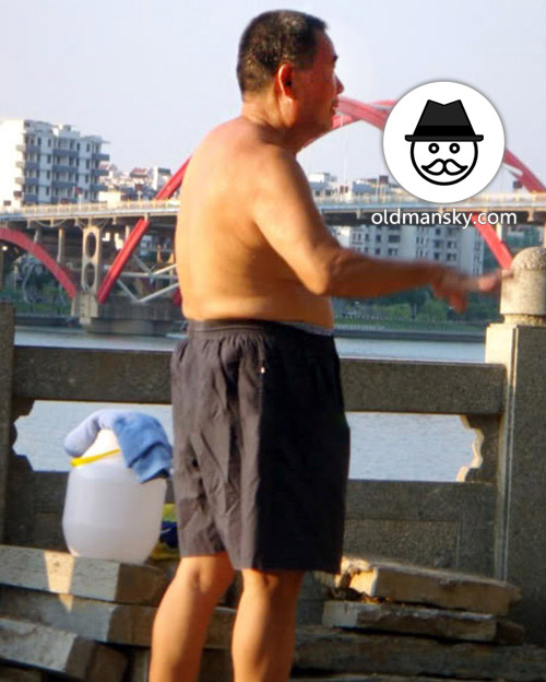 Old daddy wore a black middle pants went swimming by the river_04