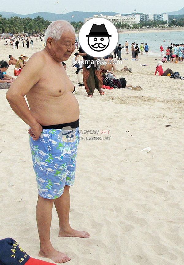 White hair old man wore blue beach pants stood at the sea - OLDMANSKY