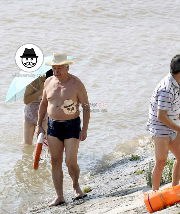White hair swimming old man wore a black underwear got out of the river_03