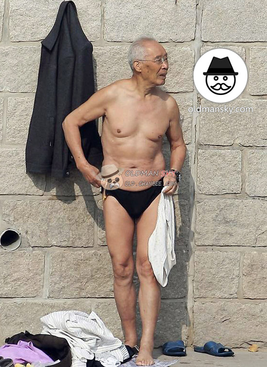 Thin swimming old man wore a black underwear stood by the river_06