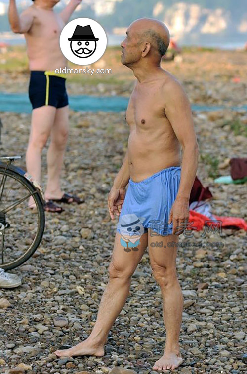 Old daddy wore a blue underwear went swimming by the river_07