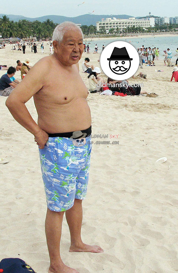 White hair old man wore blue beach pants stood at the sea