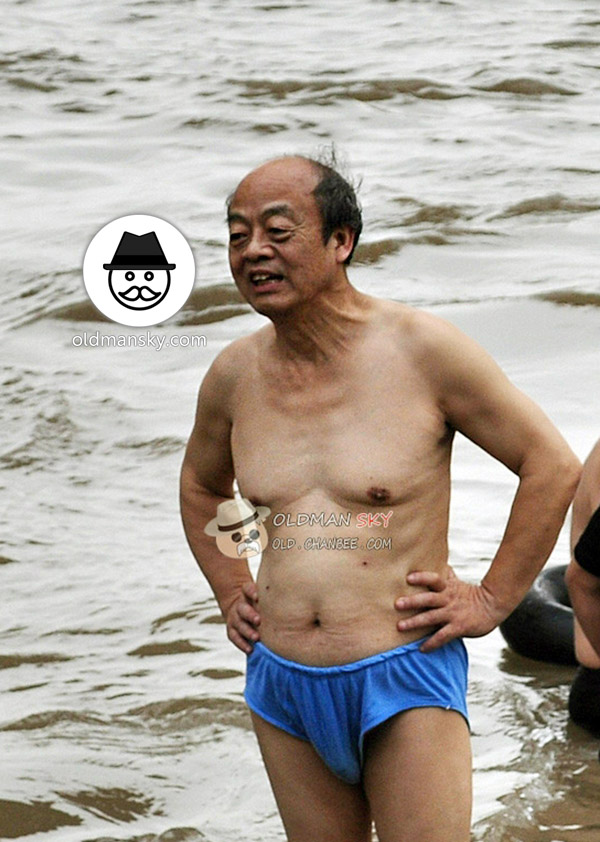 Swimming old daddy wore a blue underwear stood in the water_04