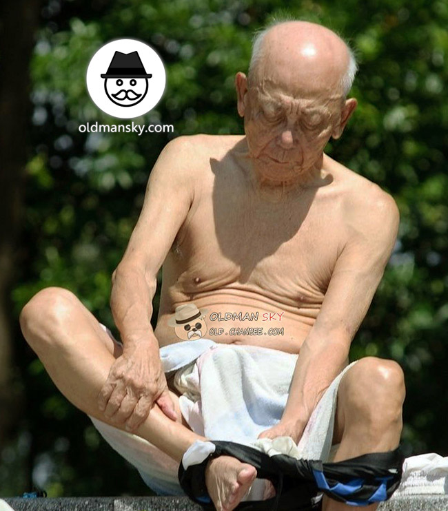 Bald head old man was changing his underwear by the river_07