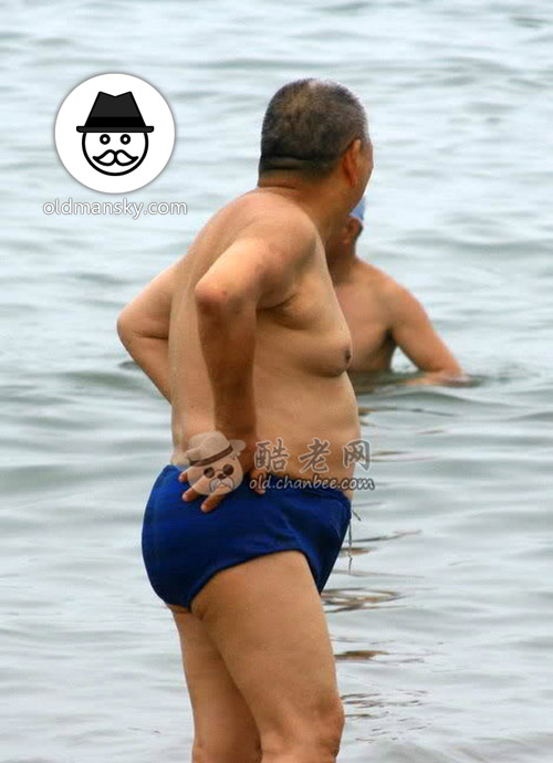 Chub swimming old daddy wore a deep blue underwear at the sea_02