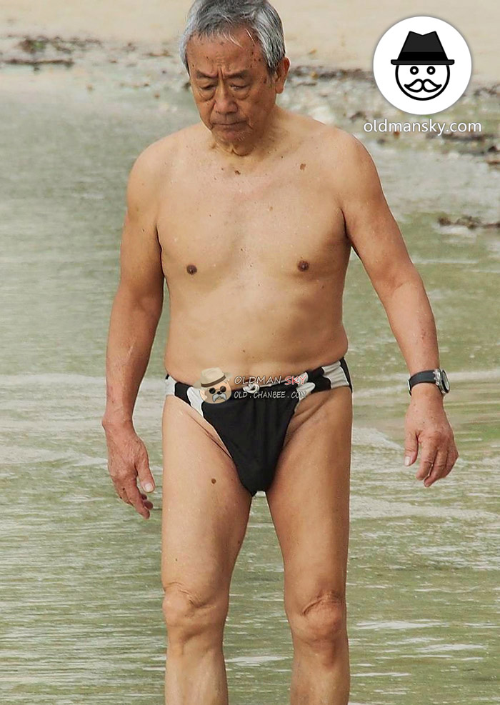 Swimming old man wore a black underwear stood in the water_02