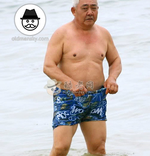 White hair swimming old daddy wore a blue middle pants walked on the beach_04