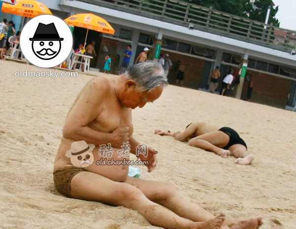 Swimming old daddy and old man on the beach_09