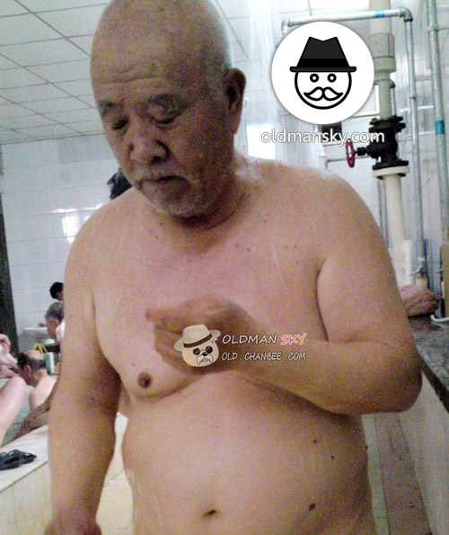 Short white hair old men were bathing in the public bathroom_03