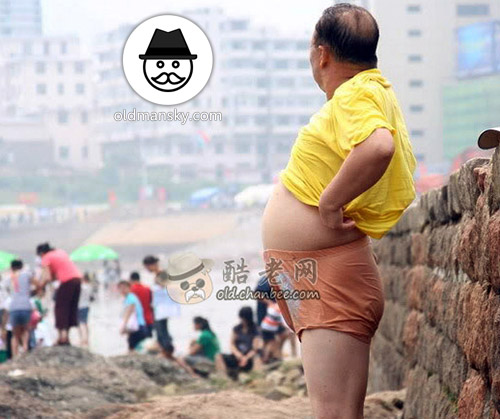 Swimming old daddy wore yellow T-shirt and orange underwear at the sea_05