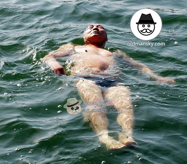 Old daddy wore a black underwear was swimming in the lake_03