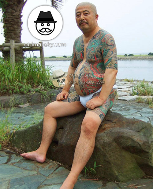 Swimming tattoo old daddy stood and sat by the lake_02