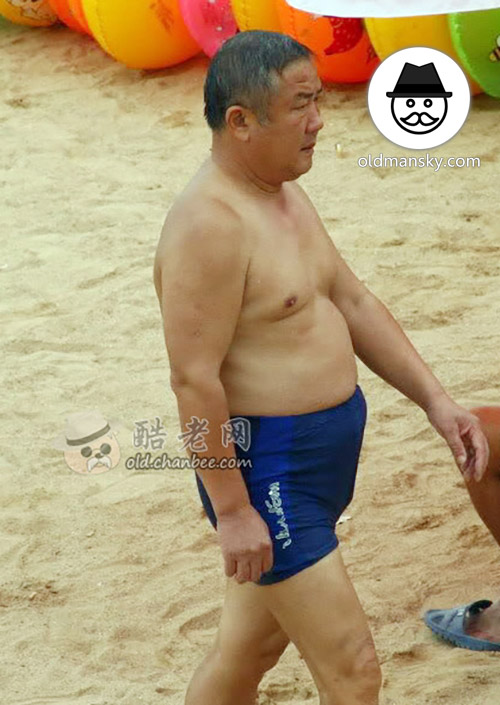 Swimming old daddy and old man on the beach_03