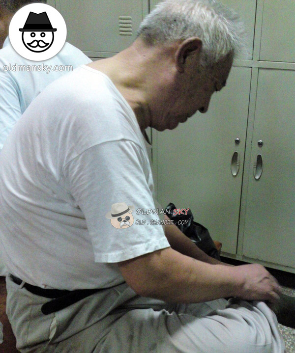 White hair swimming old man changed his clothes in the locker room_02
