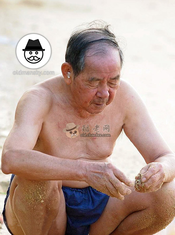 Old man wore a brown underwear on the beach_03