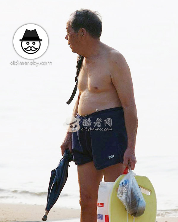Old man wore a brown underwear on the beach_04