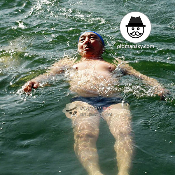 Old daddy wore a black underwear was swimming in the lake_02