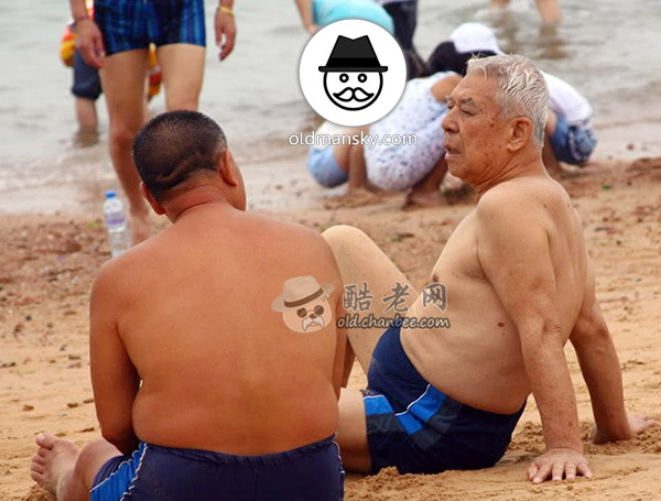 Swimming old daddy and old man on the beach_06