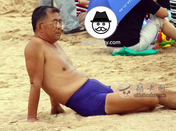 Swimming old daddy and old man on the beach_02