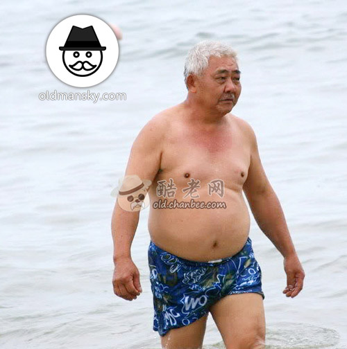 White hair swimming old daddy wore a blue middle pants walked on the beach