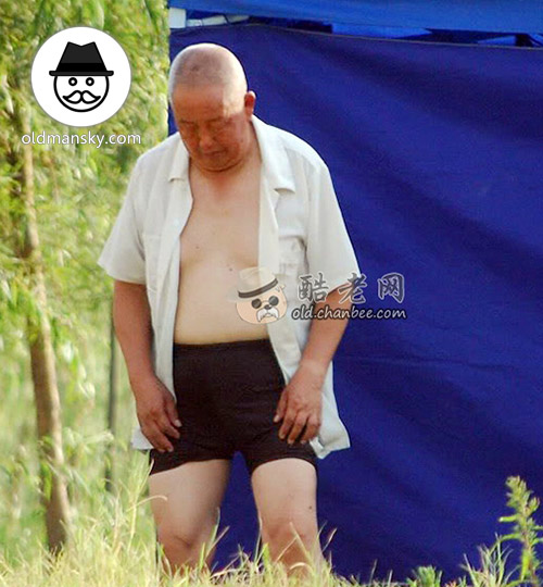 Short white hair old man wore a black underwear went swimming by the lake_02