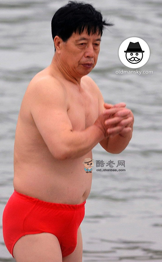 Swimming daddy wore a red underwear stood by the river