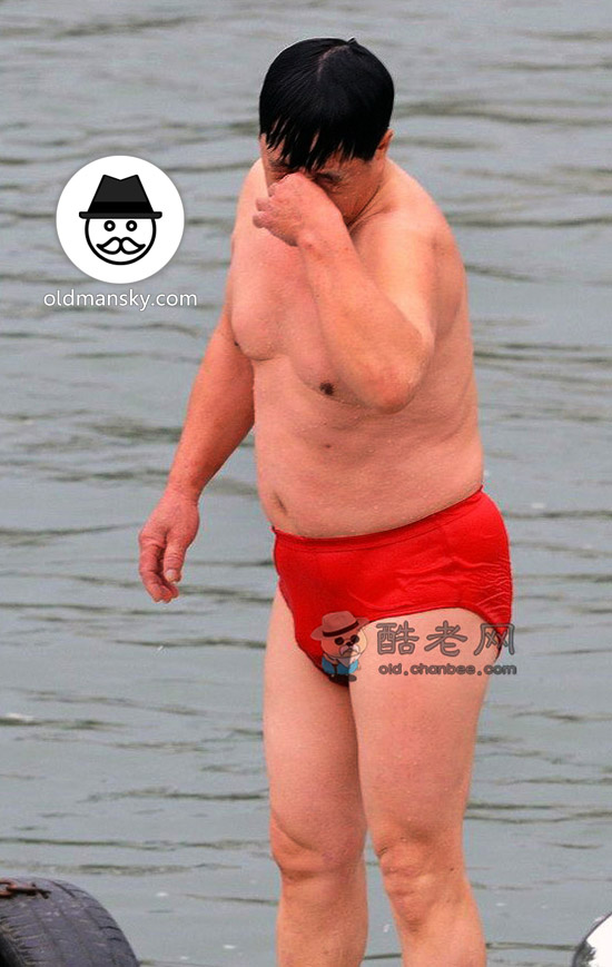 Swimming daddy wore a red underwear stood by the river_06