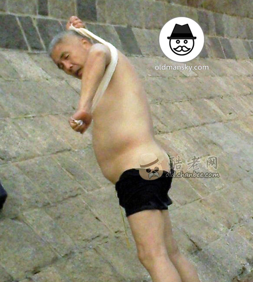 Swimming old daddy wore a black underwear was wiping his body_06