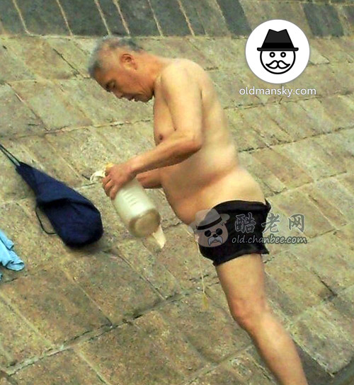 Swimming old daddy wore a black underwear was wiping his body_03
