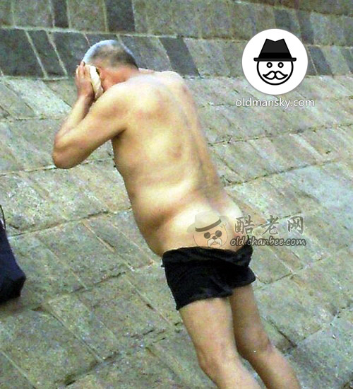 Swimming old daddy wore a black underwear was wiping his body_07