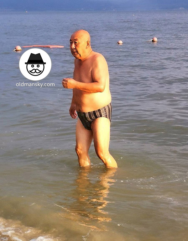 Bald head swimming old daddy wore a strip underwear stood at the sea_08