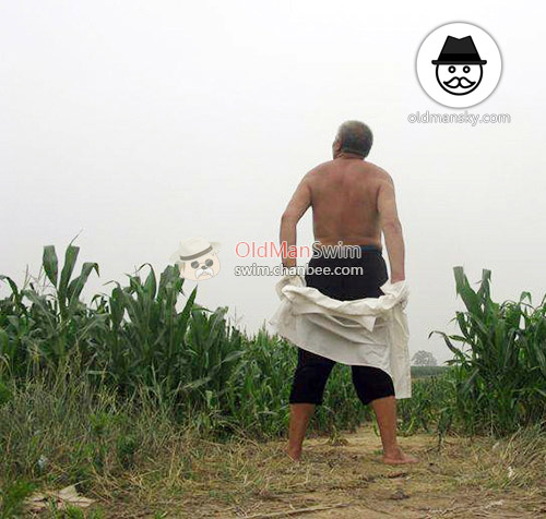 Swimming old daddy put on his clothes in the corn field