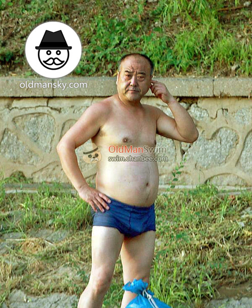 Swimming daddy wore a blue boxer underwear stood by the river_03