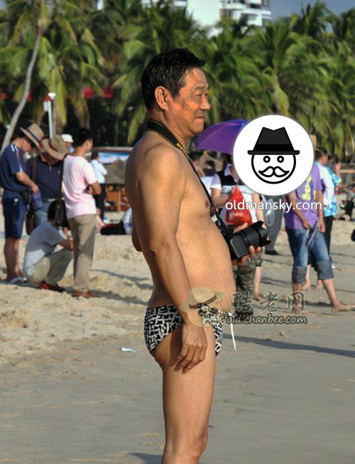 Tourist daddy wore a plaid underwear was taking photos on the beach