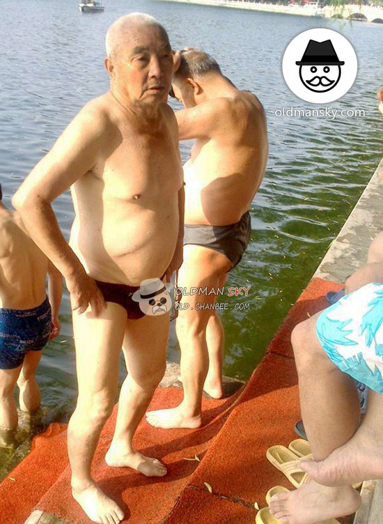 Two old men went swimming in the park lake_03