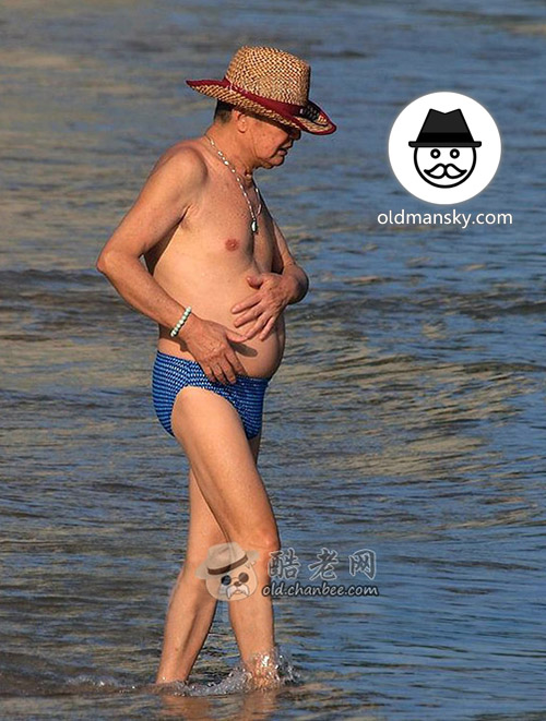 Old man wore a blue underwear and a hat went swimming at the sea_05