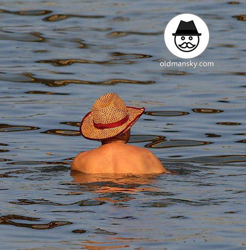 Old man wore a blue underwear and a hat went swimming at the sea_04