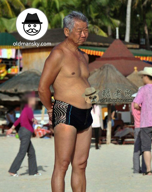 Silver hair tourist old daddy wore a black boxer underwear stood on the beach_03