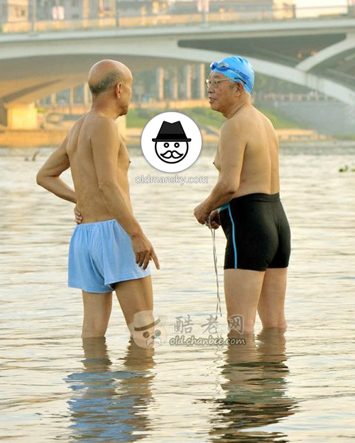 Two swimming old men were talking by the river_03