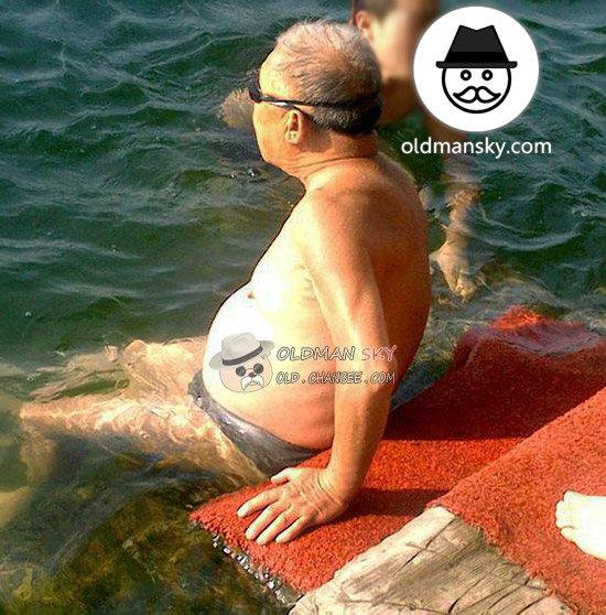 Two old men went swimming in the park lake_05