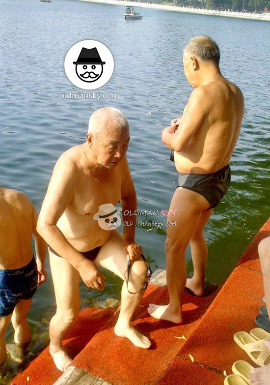Two old men went swimming in the park lake_02